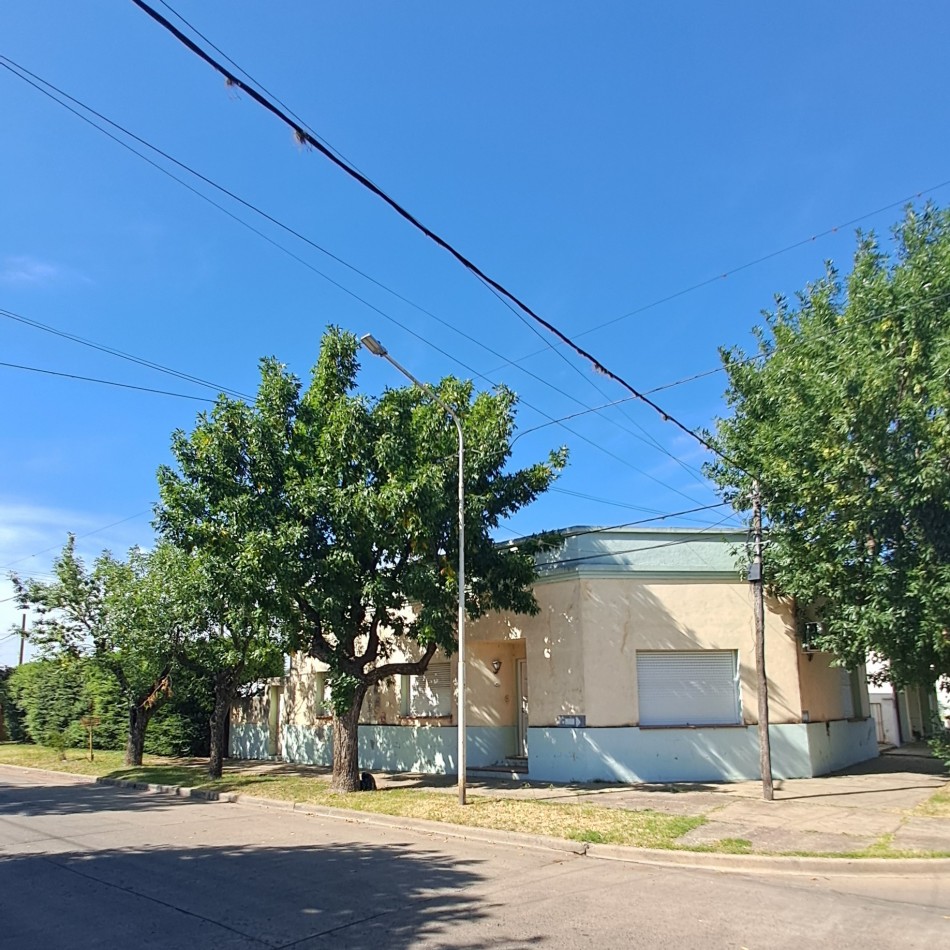 ¡EXCELENTE OPORTUNIDAD! CASA EN ESQUINA CON AMPLIO LOTE