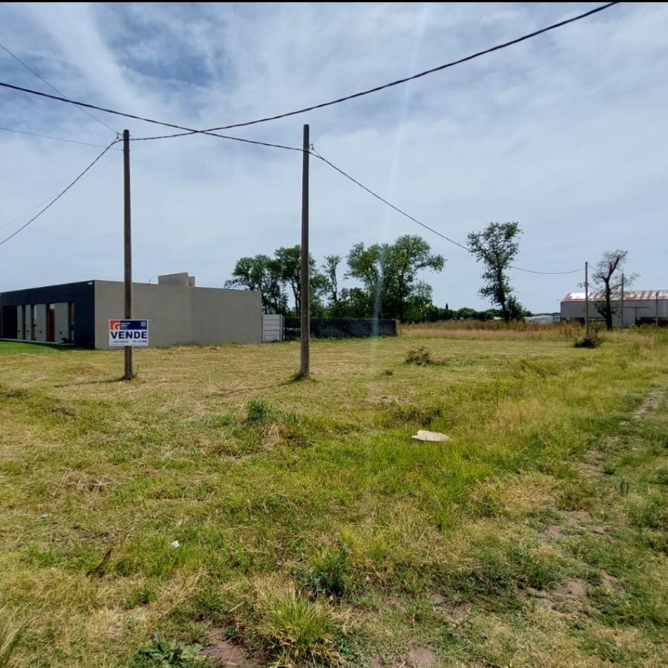 AMPLIO TERRENO EN ESQUINA 