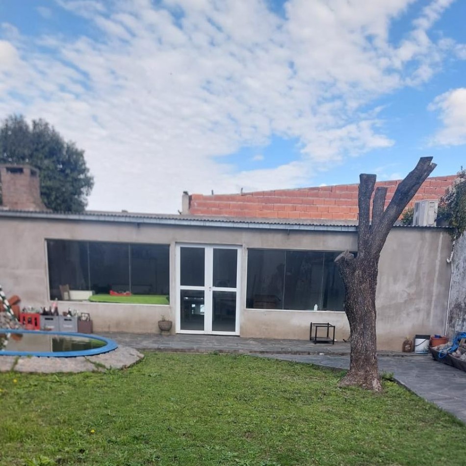 CASA EN VENTA FRENTE AL PARQUE GRAL. SAN MARTIN