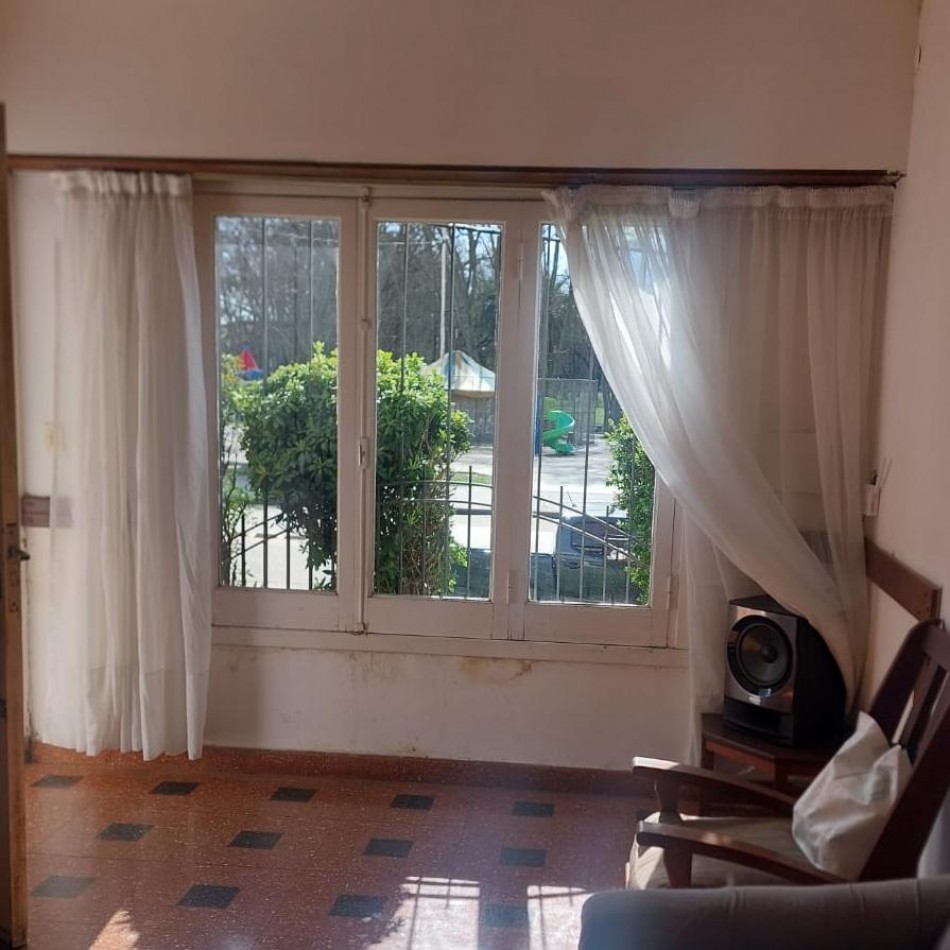CASA EN VENTA FRENTE AL PARQUE GRAL. SAN MARTIN