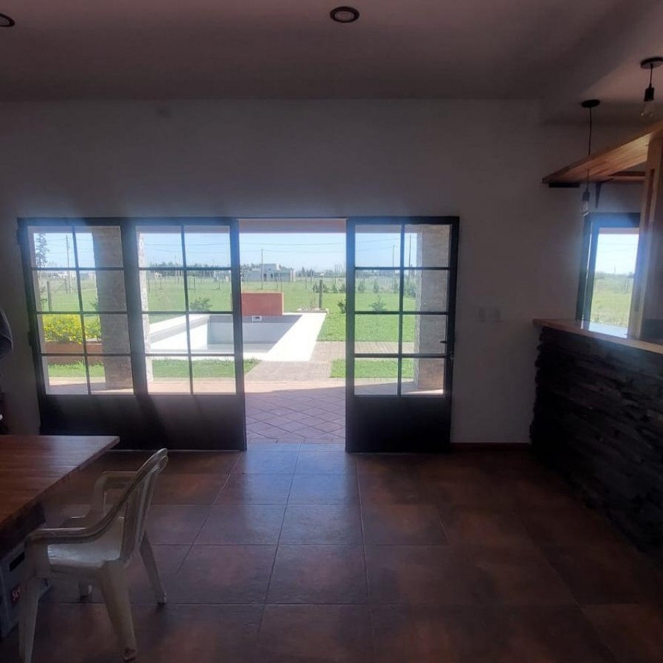 CASA QUINTA EN VENTA SOBRE LOTE AMPLIO