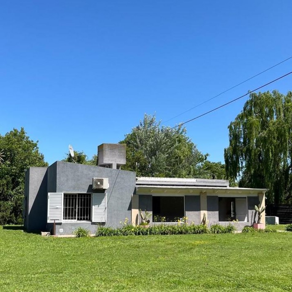CASA QUINTA CON AMPLIO PARQUE Y QUINCHO EN VENTA