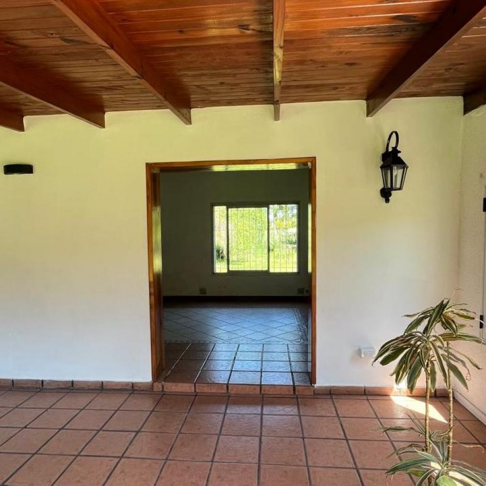 CASA QUINTA CON AMPLIO PARQUE Y QUINCHO EN VENTA