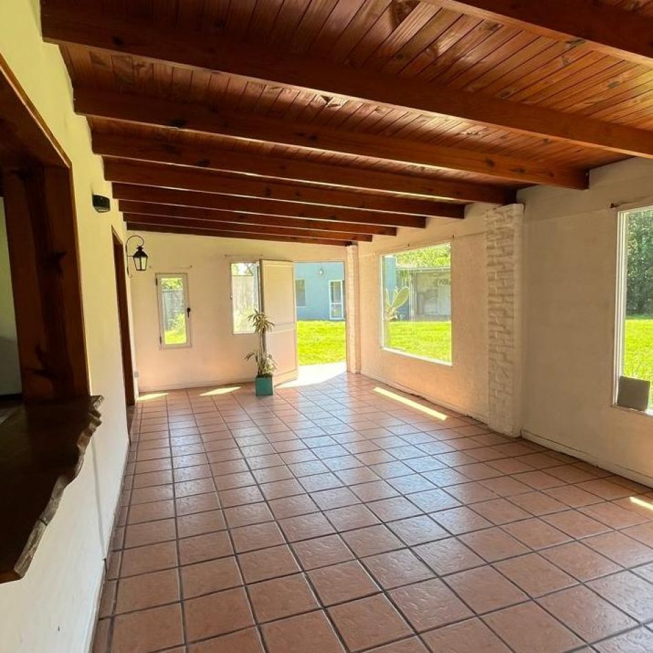 CASA QUINTA CON AMPLIO PARQUE Y QUINCHO EN VENTA