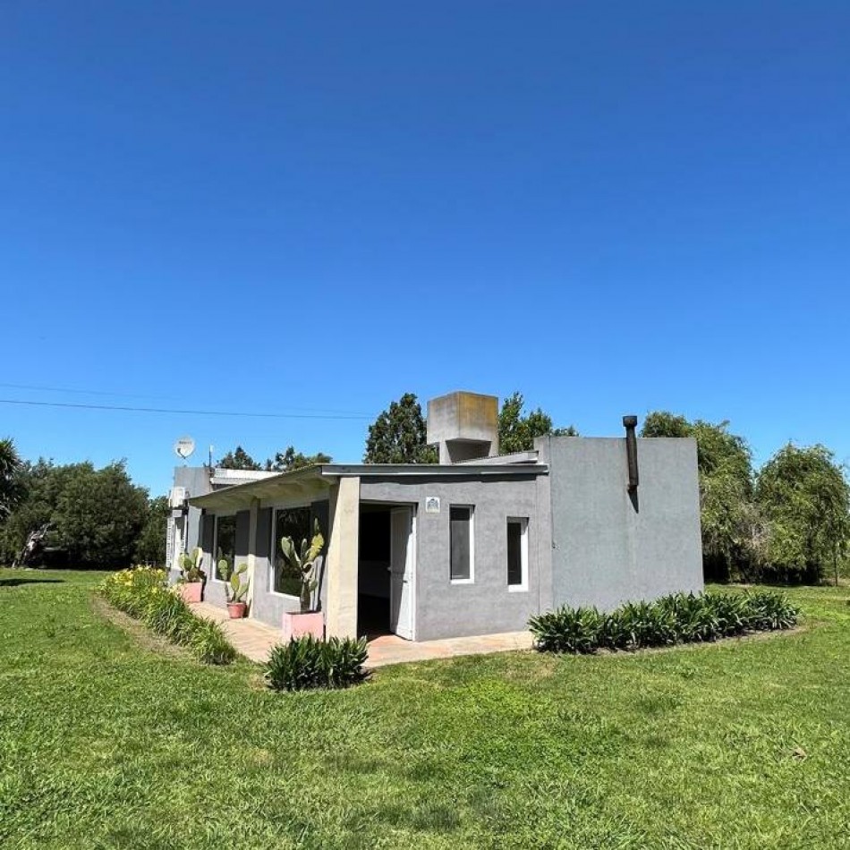 CASA QUINTA CON AMPLIO PARQUE Y QUINCHO EN VENTA