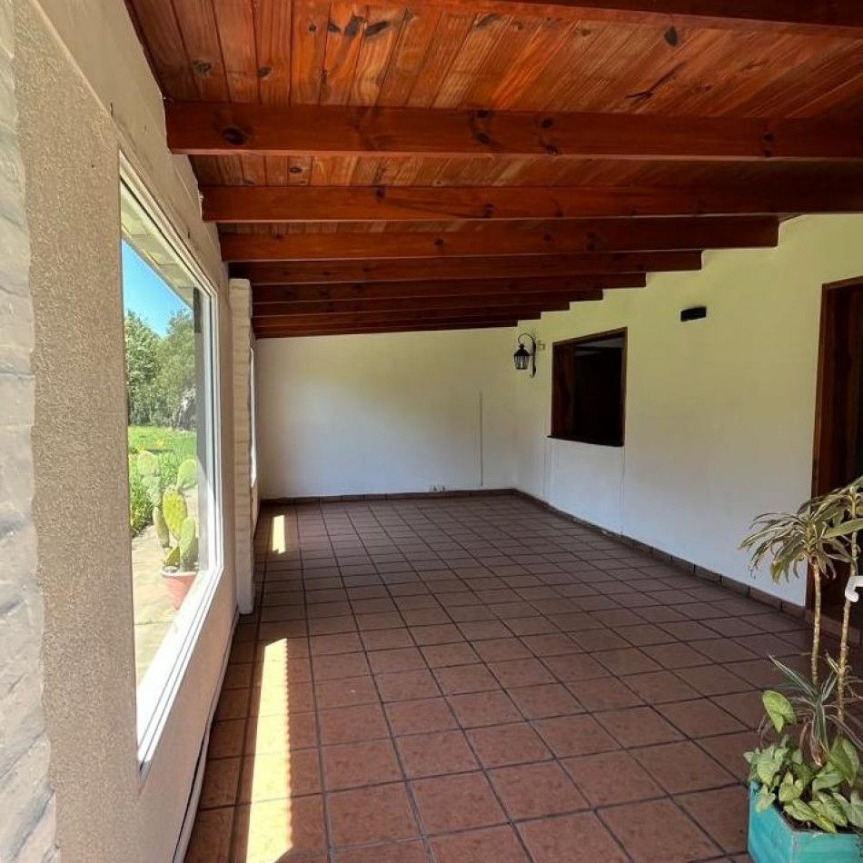 CASA QUINTA CON AMPLIO PARQUE Y QUINCHO EN VENTA