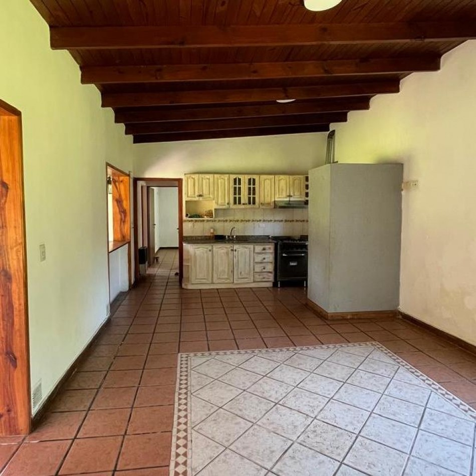 CASA QUINTA CON AMPLIO PARQUE Y QUINCHO EN VENTA