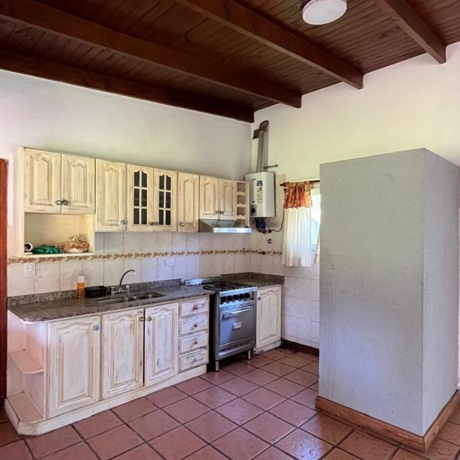 CASA QUINTA CON AMPLIO PARQUE Y QUINCHO EN VENTA