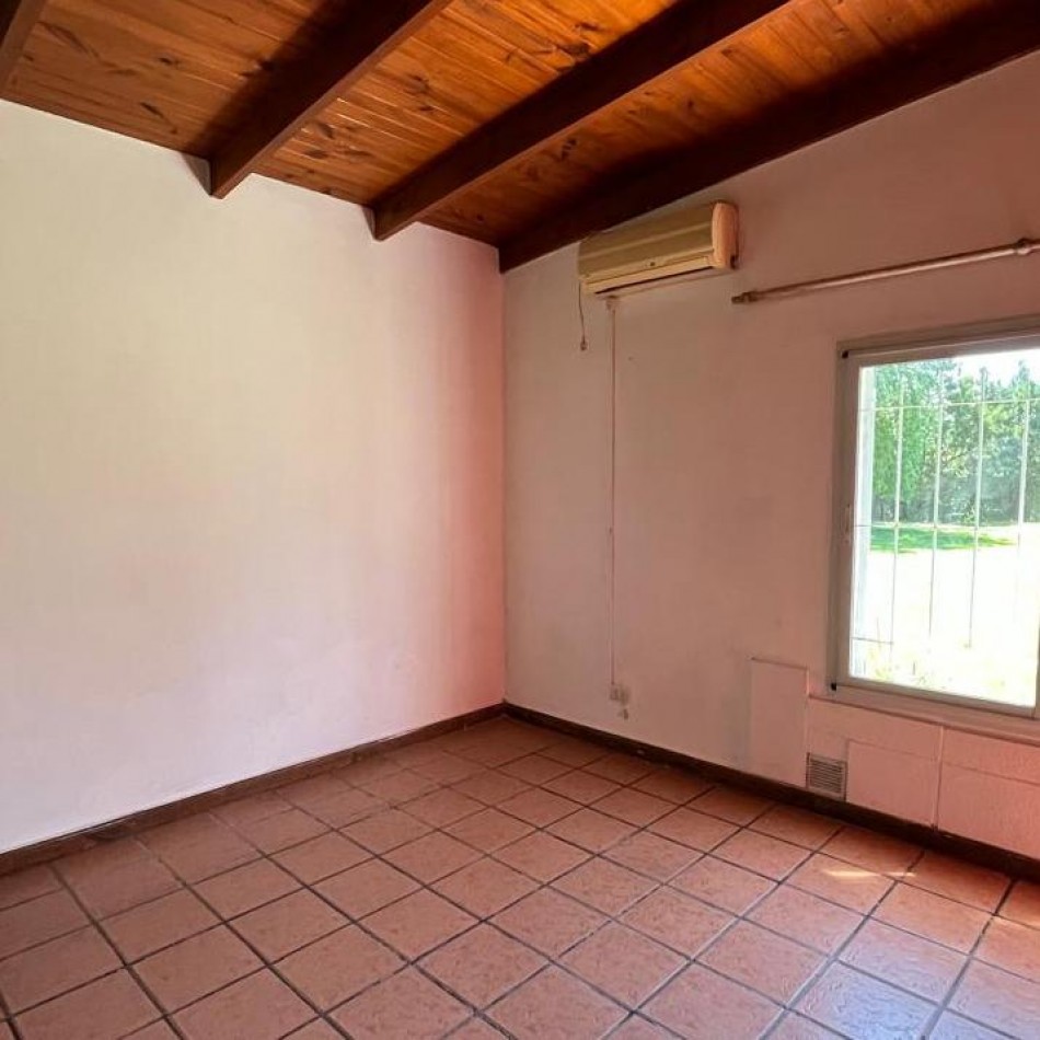 CASA QUINTA CON AMPLIO PARQUE Y QUINCHO EN VENTA