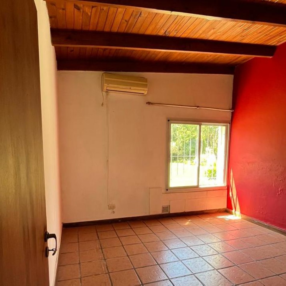 CASA QUINTA CON AMPLIO PARQUE Y QUINCHO EN VENTA