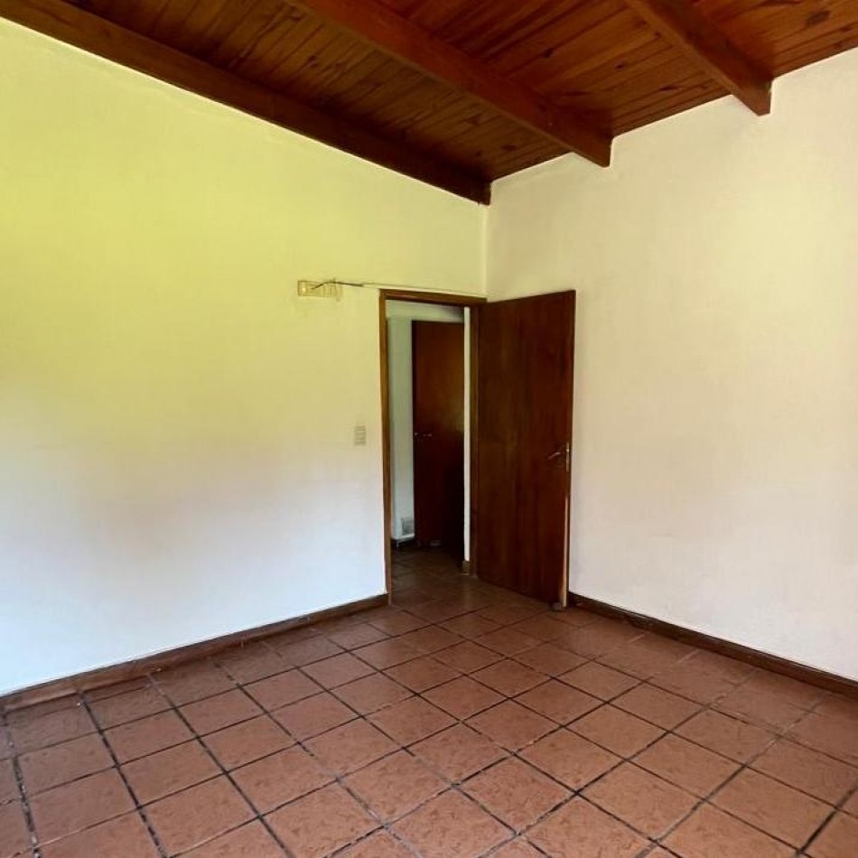 CASA QUINTA CON AMPLIO PARQUE Y QUINCHO EN VENTA