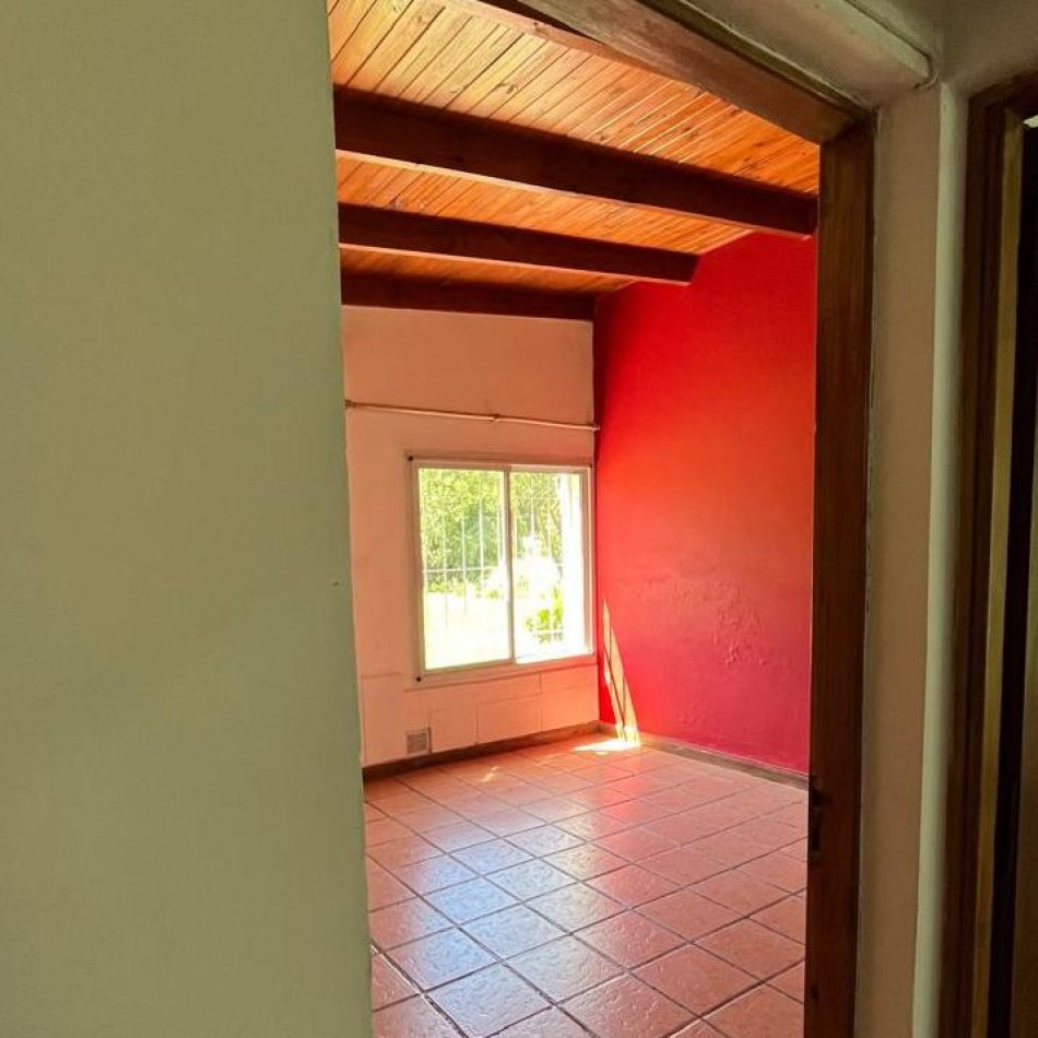 CASA QUINTA CON AMPLIO PARQUE Y QUINCHO EN VENTA