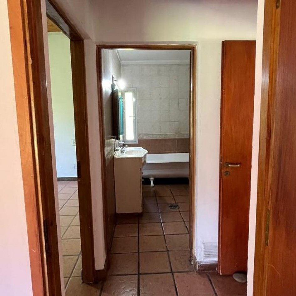 CASA QUINTA CON AMPLIO PARQUE Y QUINCHO EN VENTA