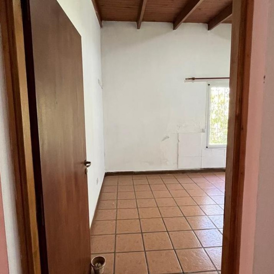 CASA QUINTA CON AMPLIO PARQUE Y QUINCHO EN VENTA