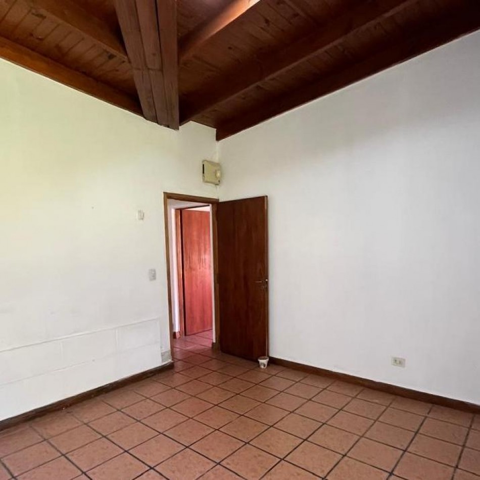 CASA QUINTA CON AMPLIO PARQUE Y QUINCHO EN VENTA