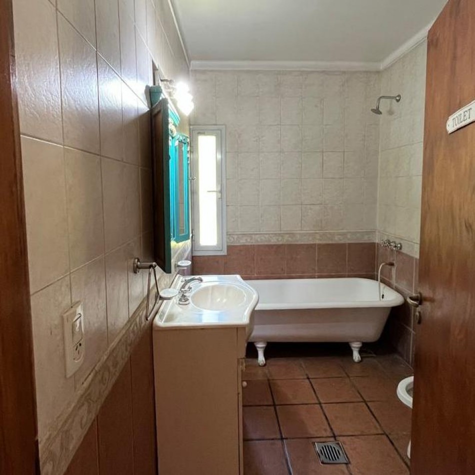 CASA QUINTA CON AMPLIO PARQUE Y QUINCHO EN VENTA