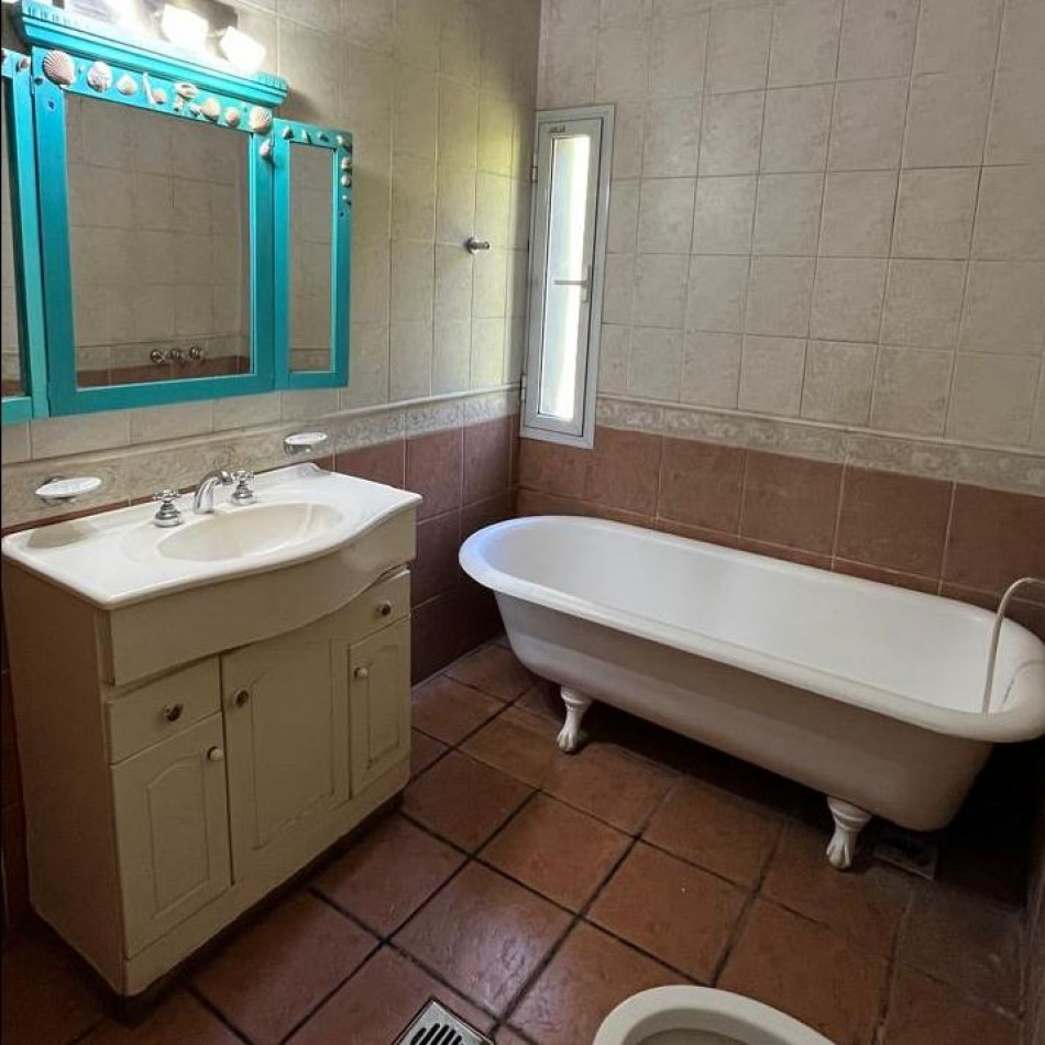 CASA QUINTA CON AMPLIO PARQUE Y QUINCHO EN VENTA