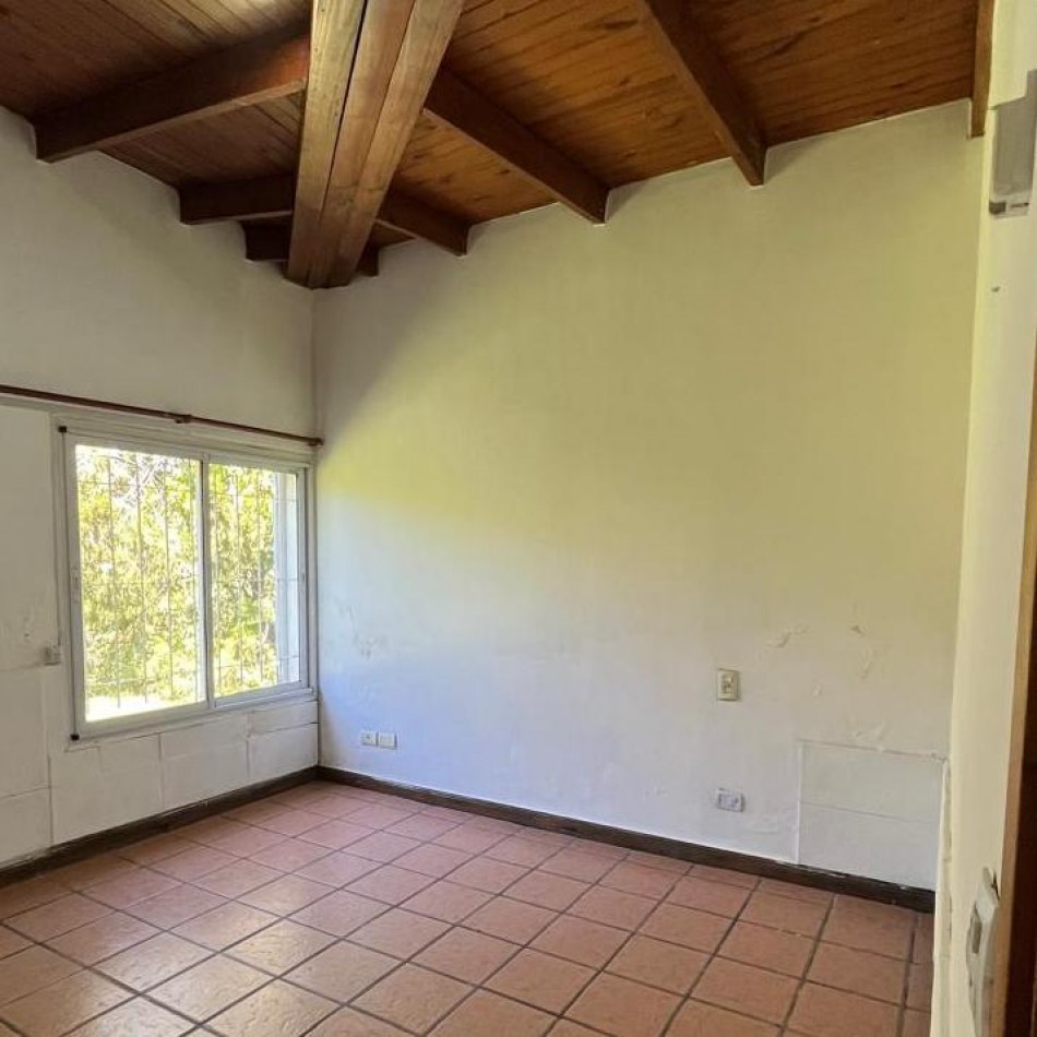 CASA QUINTA CON AMPLIO PARQUE Y QUINCHO EN VENTA