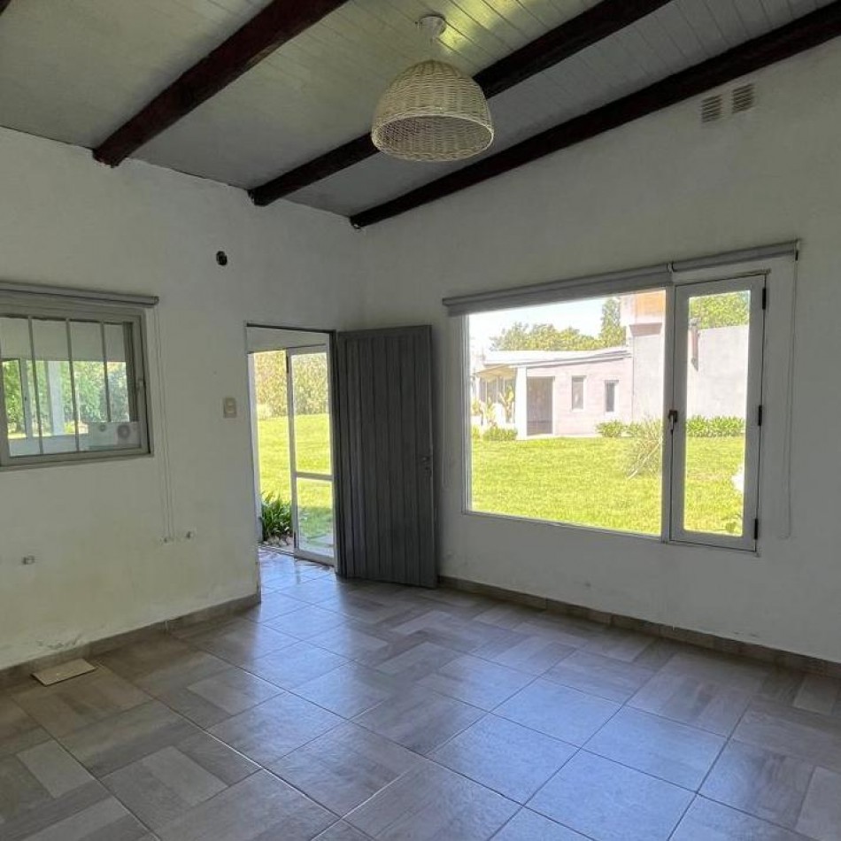 CASA QUINTA CON AMPLIO PARQUE Y QUINCHO EN VENTA