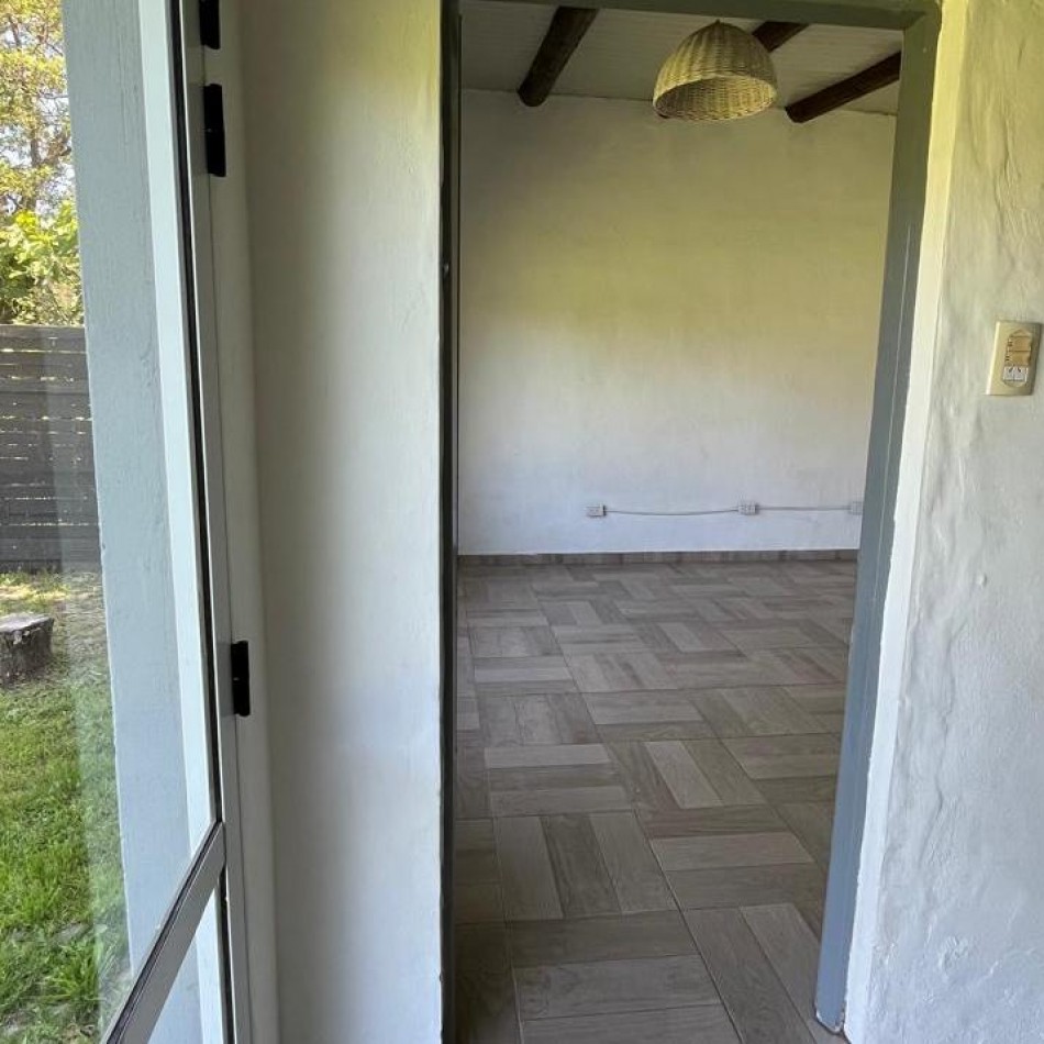 CASA QUINTA CON AMPLIO PARQUE Y QUINCHO EN VENTA