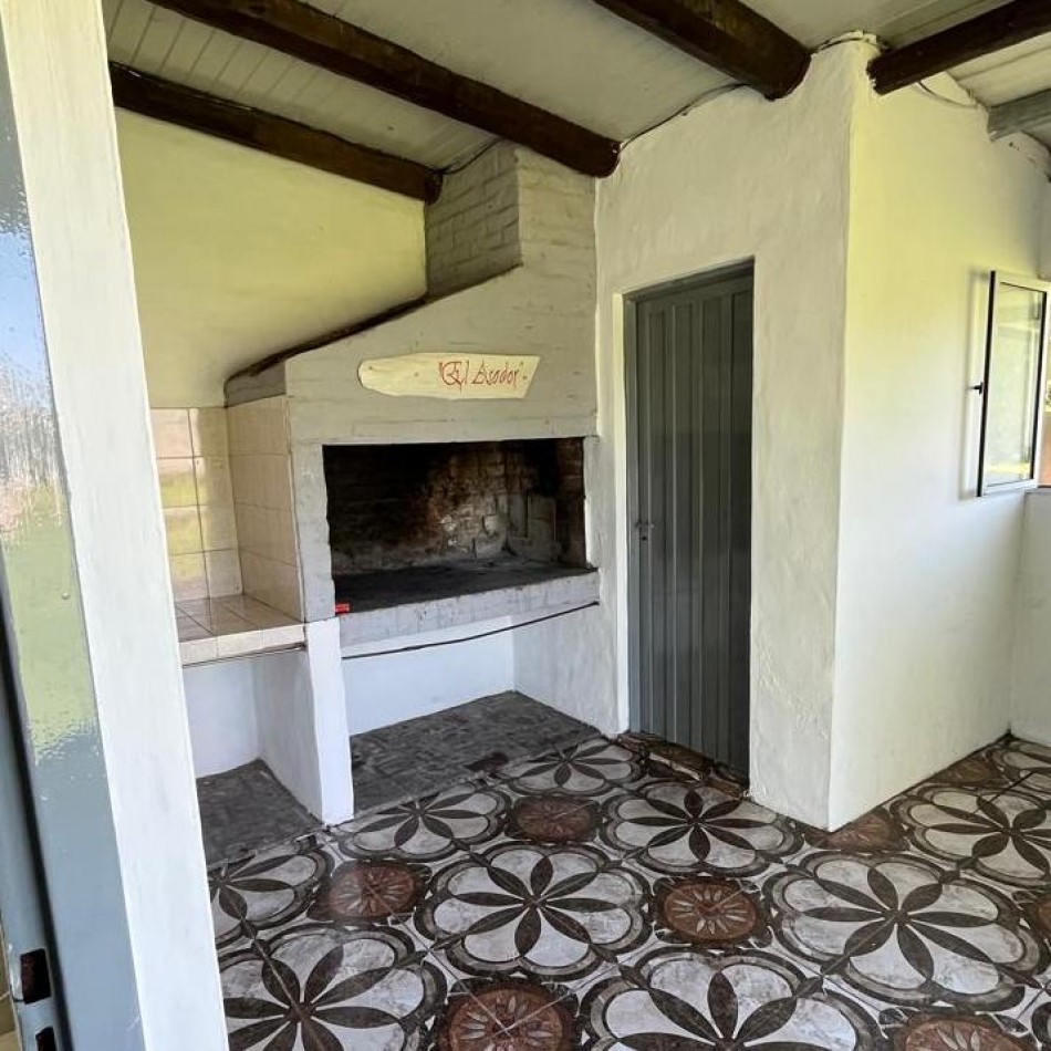 CASA QUINTA CON AMPLIO PARQUE Y QUINCHO EN VENTA