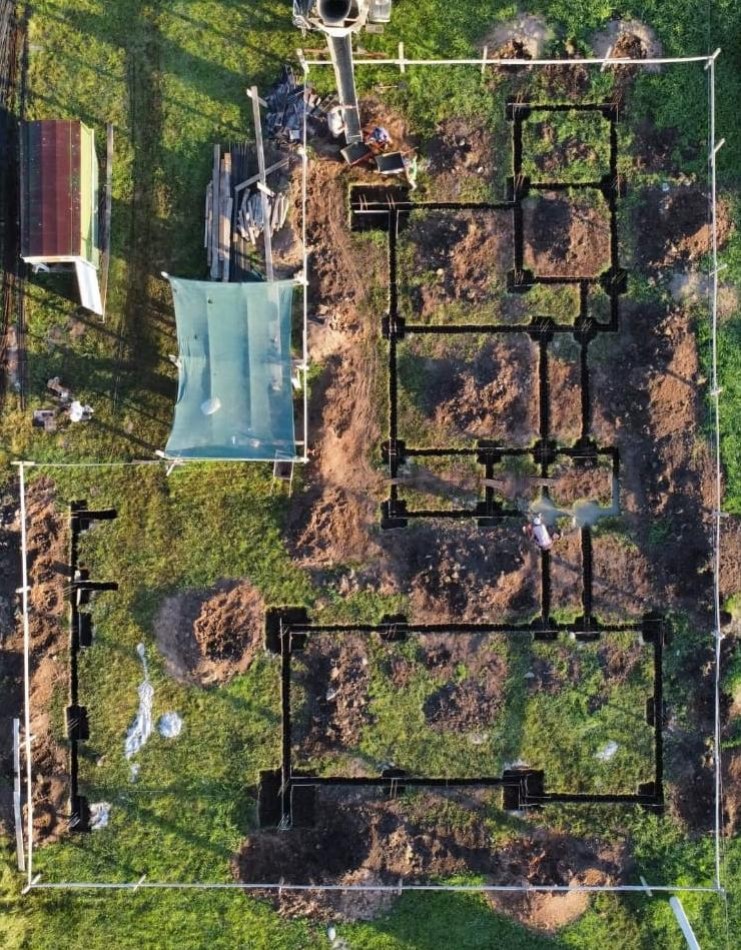 LOTE EN ESQUINA CON PROYECTO DE VIVIENDA FAMILIAR